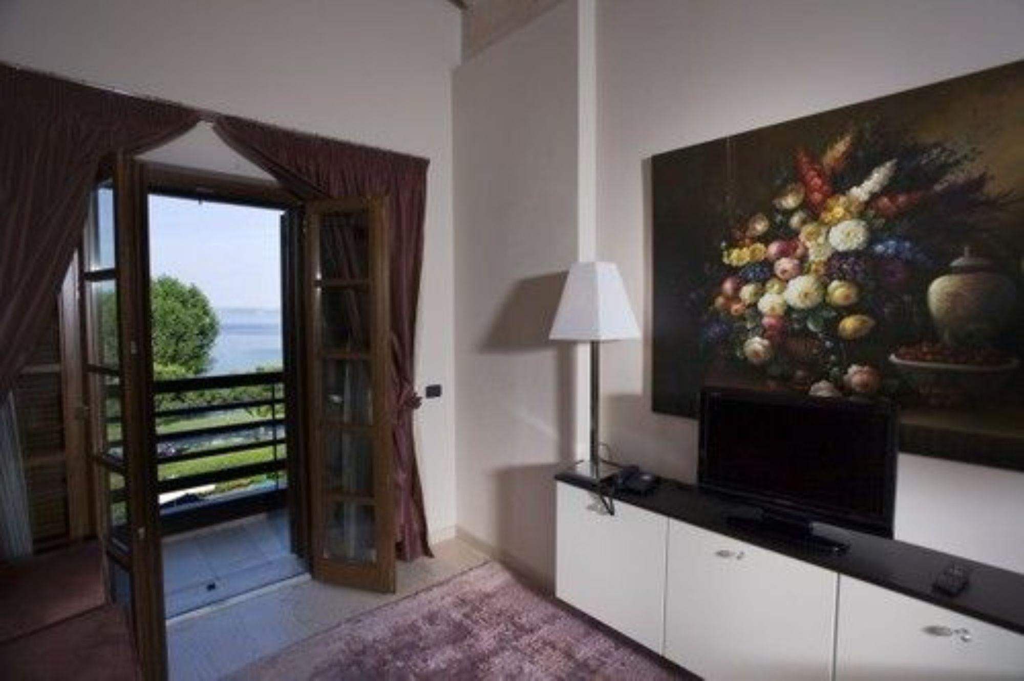 Residence Alexandra Stay Сірміоне Екстер'єр фото